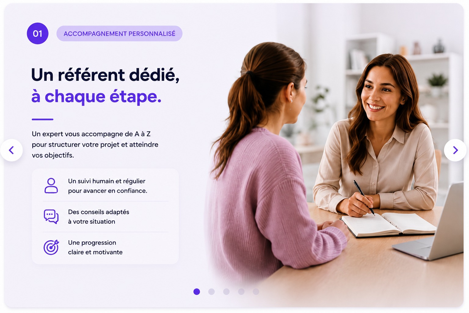 Une formatrice Edusens Academy accompagne une apprenante devant un ordinateur portable